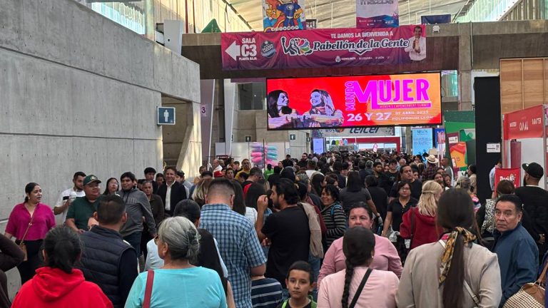 Feria atrae multitudes con espectáculos y largas filas