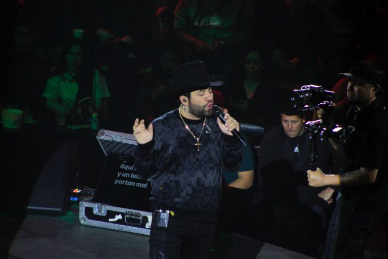 Luís R Conriquez y su espectáculo de corridos belicos se presentaron en el Palenque de la Feria de León 2025