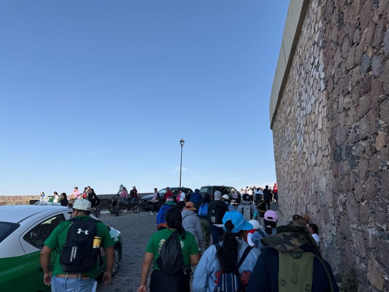 Más de 9 mil fieles viven vía crucis a los pies de Cristo Rey