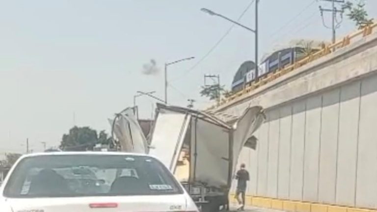 Camioneta de carga choca contra desnivel del Malecón del Río de los Gómez