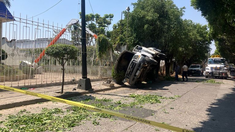 Falla en grúa y deja dos trabajadores lesionados