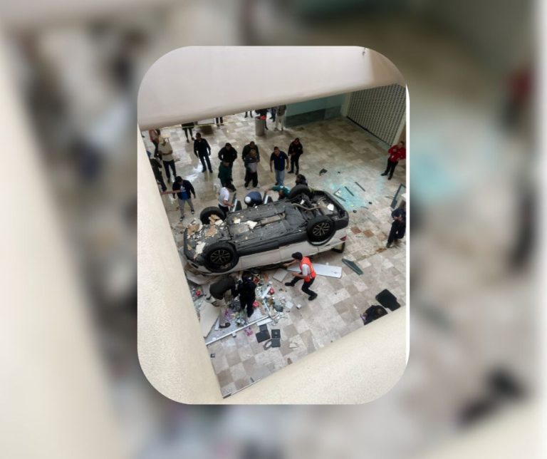 Cae auto al interior de plaza comercial en la CDMX Cae auto al interior de plaza comercial en la CDMX