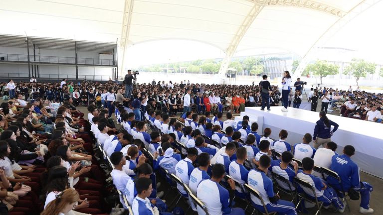 Destaca alcaldesa inversión histórica en becas y educación