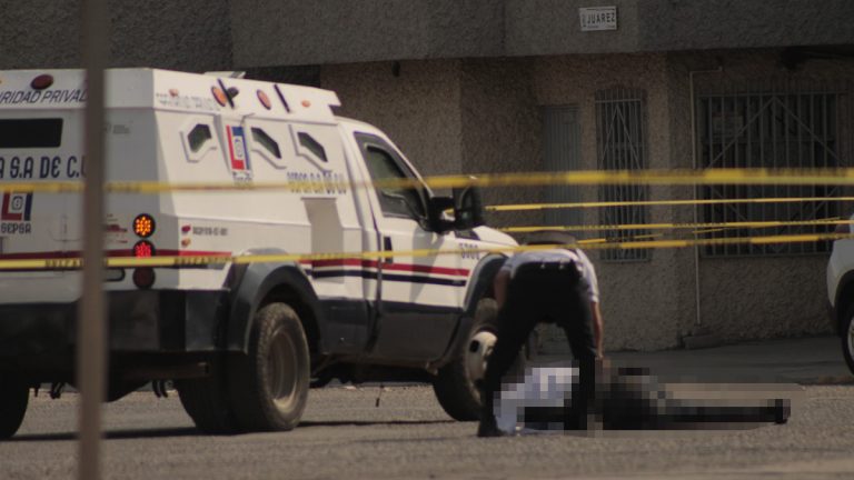 Muere custodio tras caer de camión blindado por falla en la puerta Muere custodio tras caer de camión blindado por falla en la puerta