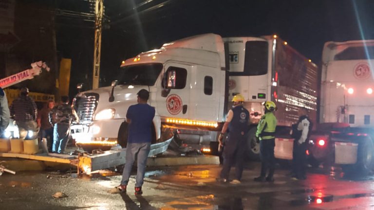 Derriba un semáforo en el cruce del bulevar Juan José Torres Landa
