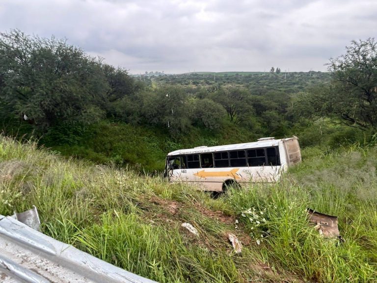Vuelca autobús de pasajeros en carretera San Miguel-Dolores; no hay lesionados graves