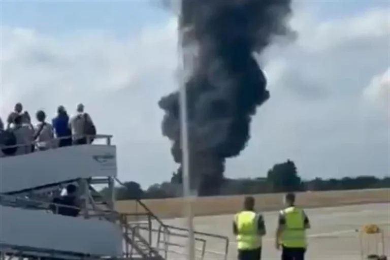Choca avión en aeropuerto de Londres