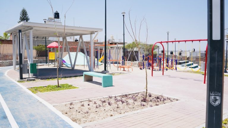 Dan mantenimiento a 50 parques dañados por la población