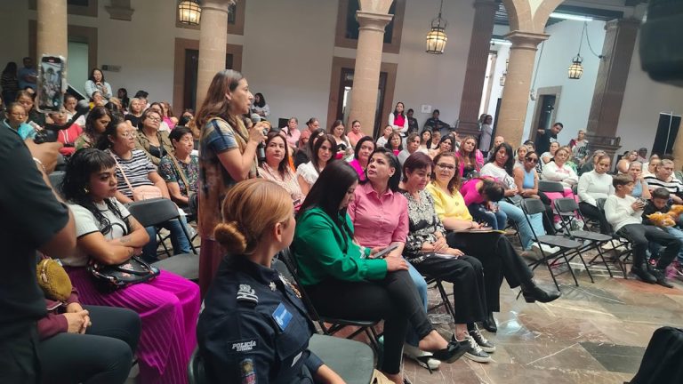 León escucha y camina junto a sus mujeres