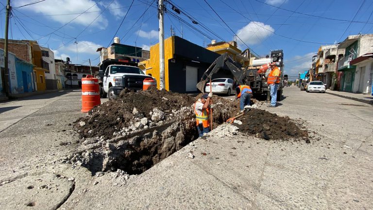 Obras de SAPAS fortalecen drenaje y red hidráulica