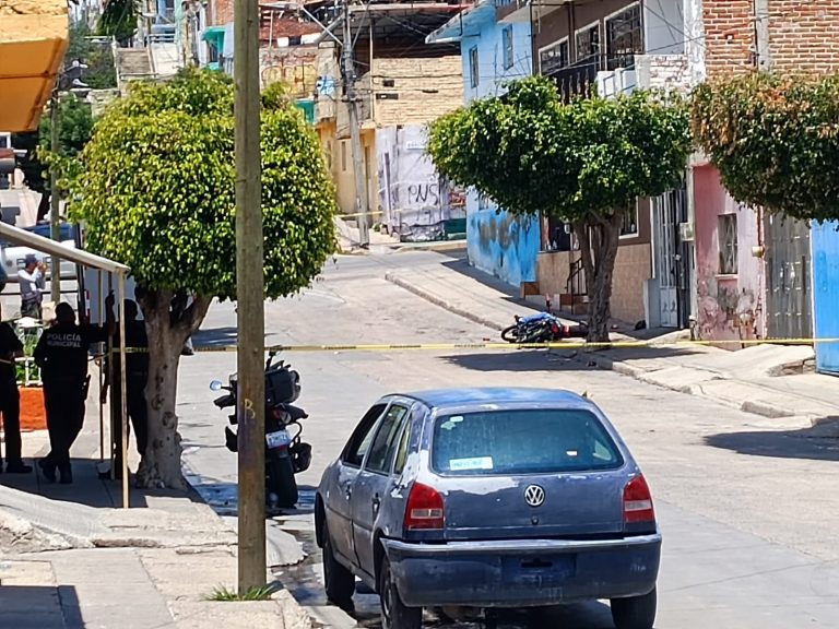 Motociclista es asesinado cuando platicaba con hombres afuera de una maquila, en la colonia España