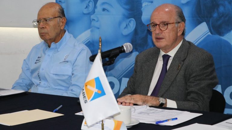 Preside el Consejo Directivo del SABES
