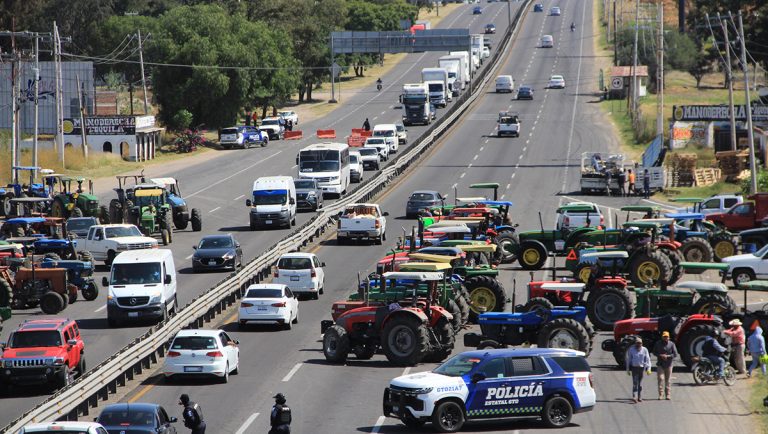 Campesinos mantienen bloqueos en Guanajuato