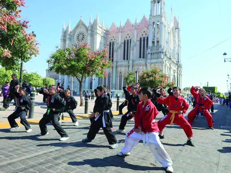 Ex olímpicos encabezan desfile de la Revolución