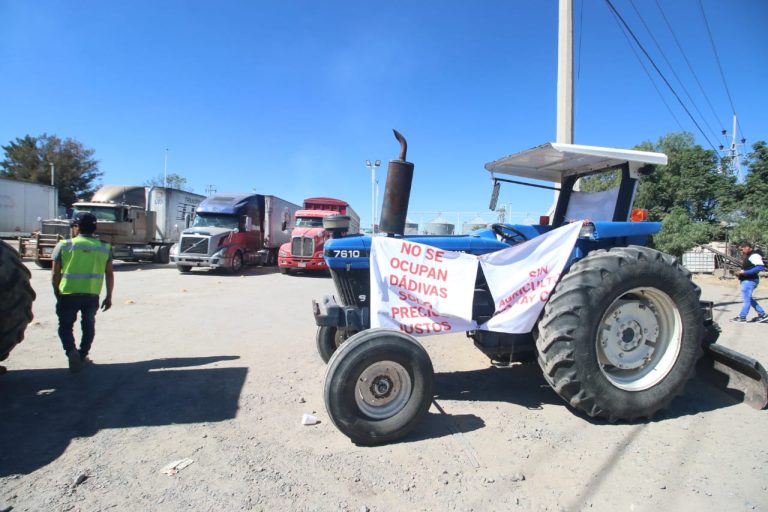 Campesinos bloquean planta de Maseca Campesinos bloquean planta de Maseca
