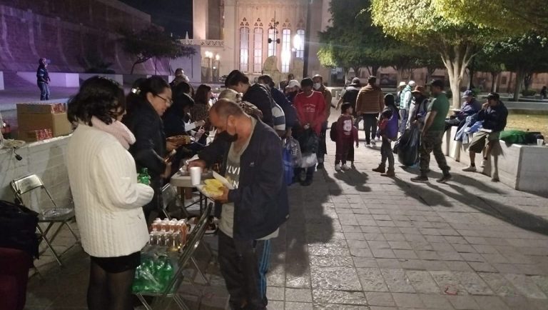 Llevan cena navideña y convivencia a personas vulnerables