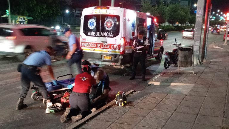 Automovilista embiste moto y huye Automovilista embiste moto y huye