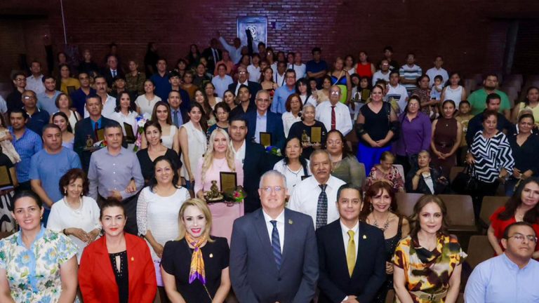 Honran labor docente en el Día del Maestro