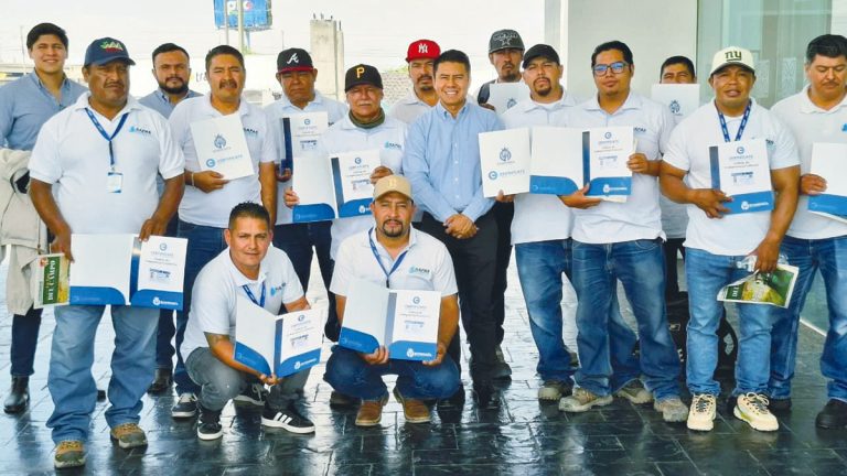 Certifican a 17 técnicos de SAPAS en obra hidráulica