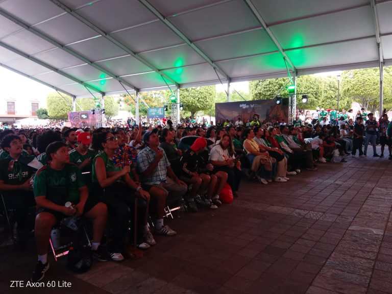 Viven México-Sudáfrica en plaza expiatorio