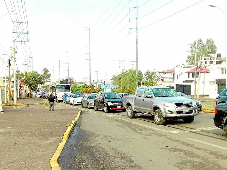Semáforos colapsan tránsito en zona sur de Guanajuato