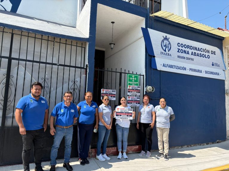 Trabajadores del INAEBA se manifiestan para exigir aumento salarial en Guanajuato