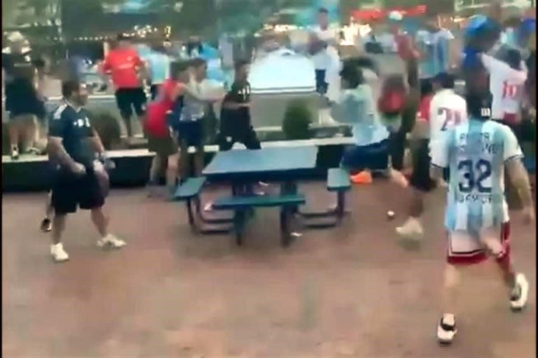 Se agarran a golpes barristas argentinos… ¡entre ellos!