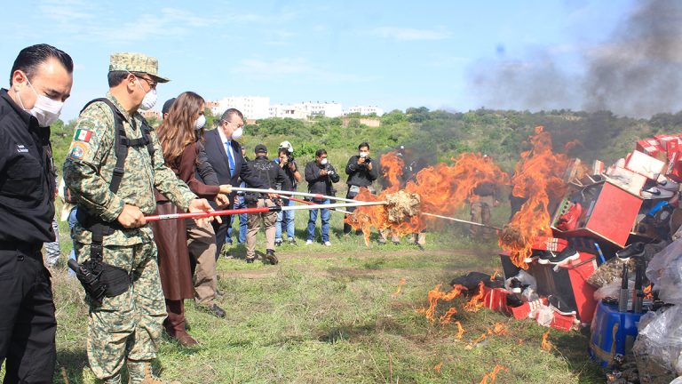 Destruye FGR drogas y mercancía pirata