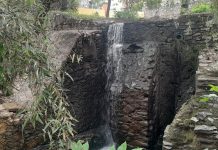 Cae trabajadora de Limpias al río Pastita
