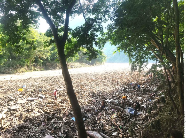 Agua y lodo arrasan poblados en Nepal