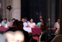 Recibe Sheinbaum a padres de los 43