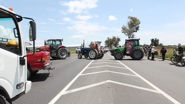 Bloquean agricultores carreteras en el estado