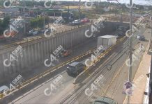 Motociclista pierde un pie tras intentar ganarle al tren