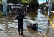 Inunda ‘Rachel’ calles del Pacífico