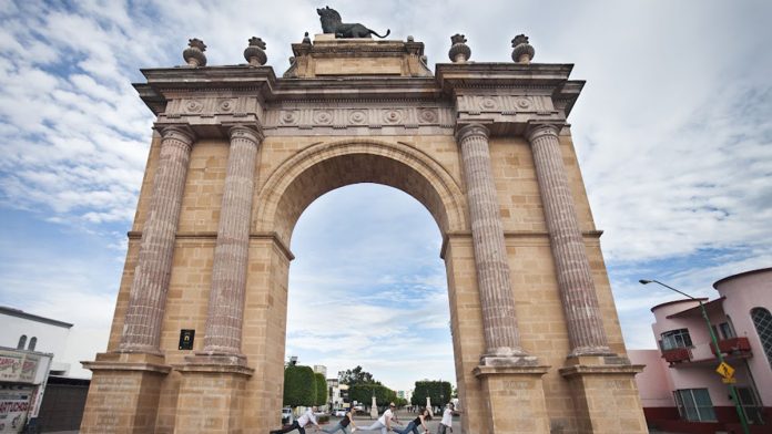 Plaza Principal, Templo expiatorio, y Arco de la Calzada